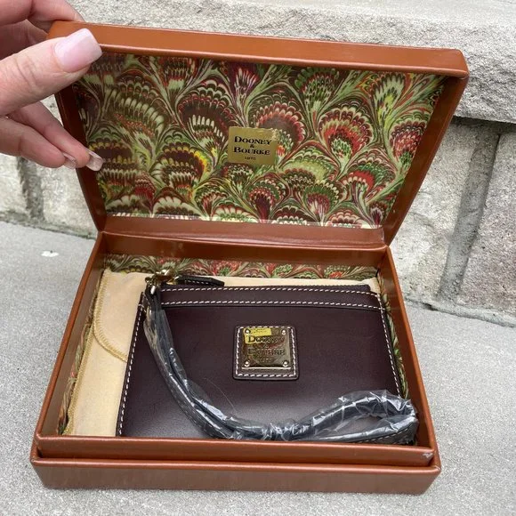 NIB DOONEY & BOURKE 1975 LEATHER WRISTLET Women's Brown Leather Wristlet - Picture 2 of 15
